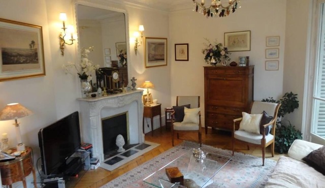 This nice flat, in Plaine-Monceau, is traditional and can comfortably accommodate 4 people in Paris