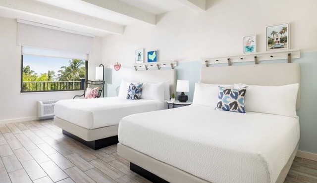 Three Rooms w/2 Queen beds at Blue Flamingo Resort Key West l 2 Pools & Shuttle