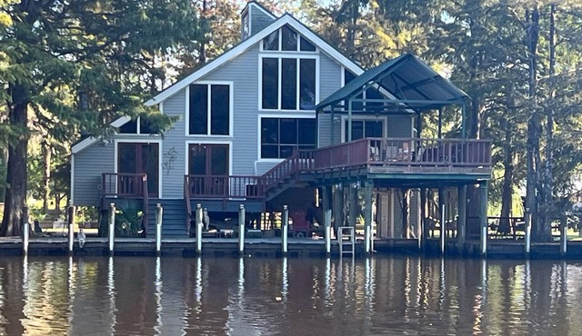 Tickfaw River House - sleeps 8- has 5 beds-Pet Friendly