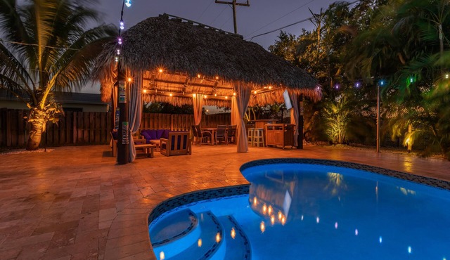 Tiki Paradise Oasis Home + Pool, Tiki Hut & 10 Min to Beach! New Outdoor Kitchen