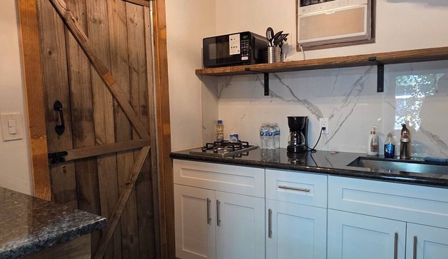 Tiny House 1 Bed 1 Bath in Baytown. 5 mins away from new shopping development