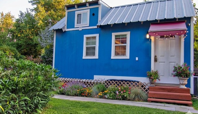 Tiny House with Private Backyard-Parking in Houston