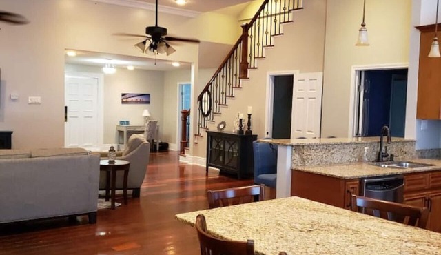 Tons of Space,10 Beds,3 1/2 Bath