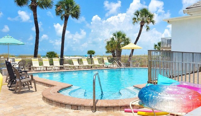 TREASURE ISLAND SUNSET 1/1 BEACH BUNGALOWS GULF BEACH/POOL/FISH BOAT DOCKAGE