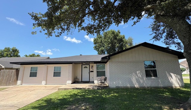 Tremendous 5-bedroom house in Groves perfect for group stays