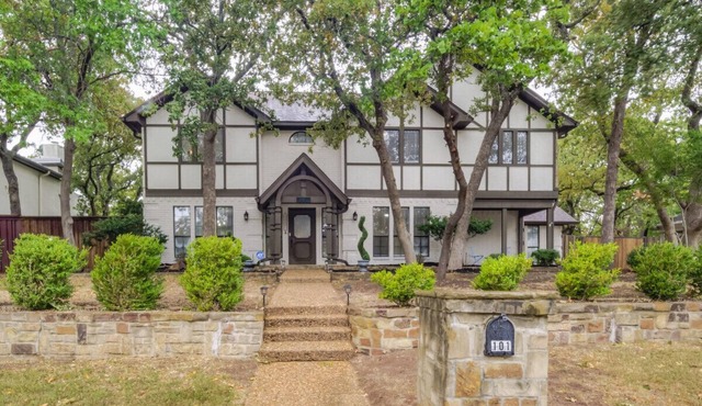 Trophy Haven Retreat - 4 BR - 3 BA -Pool