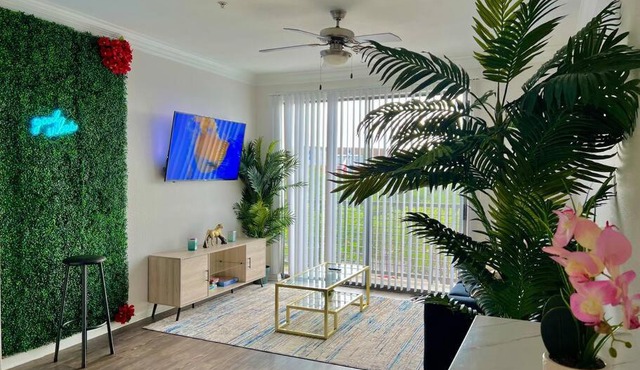 Tropical Breeze - 2BR- MAJOR INTERNATIONAL SPORTING EVENT - Walk to NRG - Pool - Gym - Sleep 6