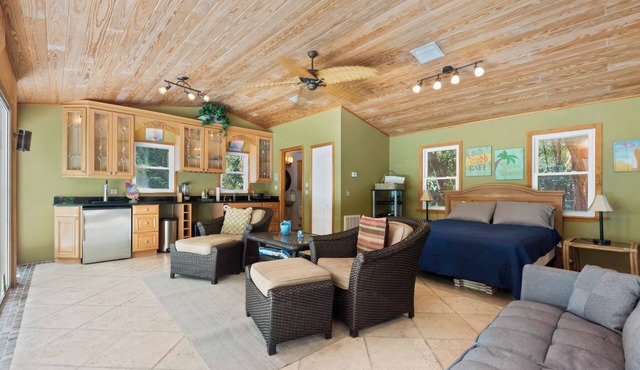 Tropical Oasis Pool House with full bath and full access to pool. in Stuart