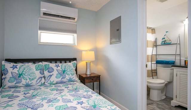 Two palms is a cozy 1 bedroom close to 17th street.