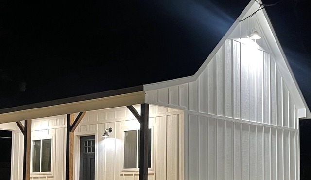 TWO PEAKS-North:NEW modern cabin-vaulted wood ceiling-Lake Texoma- AWESOME RATES
