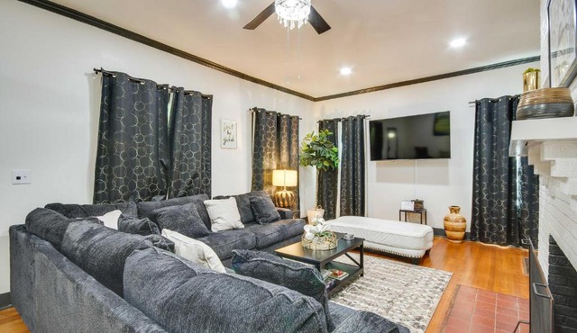 Updated Cottage w/Fireplaces in North Greenwood!