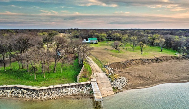 Updated & Peaceful Lakefront Cottage!
