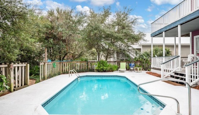 Vacation Starts Poolside–Heated Private Pool & Golf Cart Available