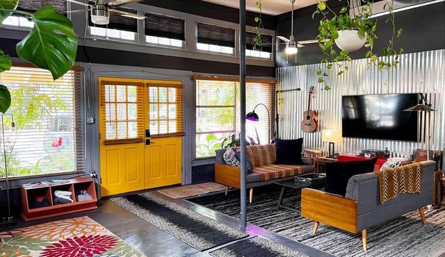 Vibrant Hideaway, Short Walk to French Quarter Ferry
