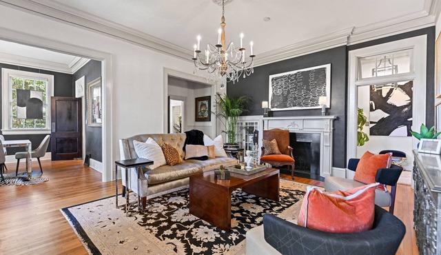 Villa Deileoni -Elegant- 3 Bed 2/bath in Old Cloverdale