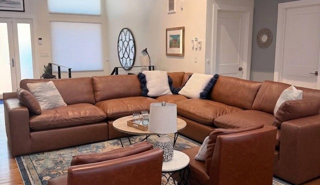 Walk to Coolidge Park - Hot Tub, 4 Kings, 3 Baths, Fire Pit