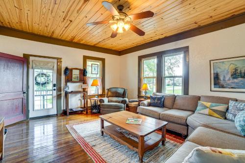 Walk to Downtown: The Porch Swing Cottage