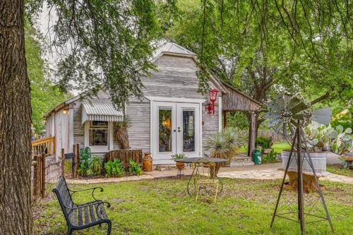 Walk to Granbury Square & Beach! 'Texas Cottage'