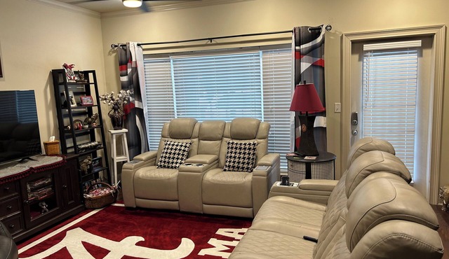 Walking Distance to UA Campus and Stadium at Houndstooth