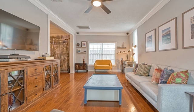 Walking to parks, dining & bars, 5 mins from DT