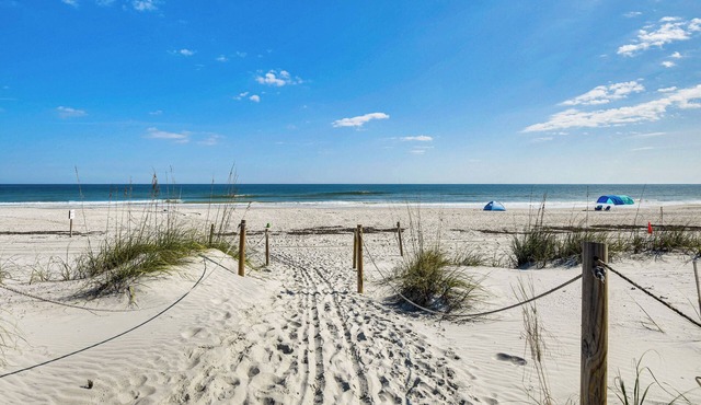 'wandering Waves!' w/Private Beach & Pool Access