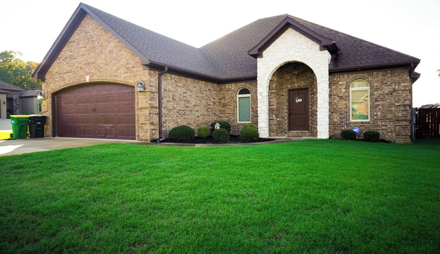 Warm, Cozy, & Peaceful 3-bedroom house with AC in charming Sherwood