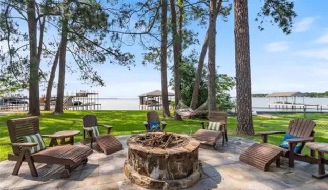 Waterfront, 2 mins to town, amazing patio, fire pit & more