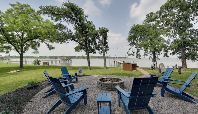 Waterfront Cedar Creek Lake Gem: Near Marina!