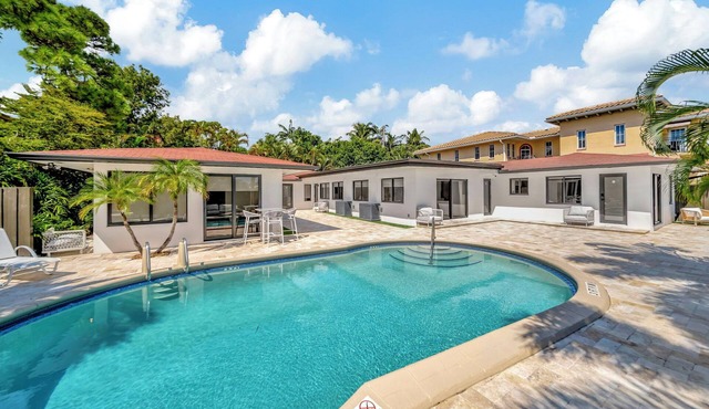 Waterfront Retreat Studio #1🌴 20-Min Walk to the Beach Summer Deals!
