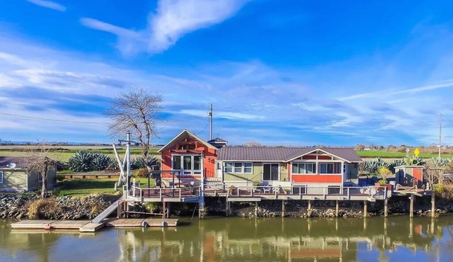 Waterfront retreat, year round fishing, boating, wine tasting. 1 hr from SF! in Isleton