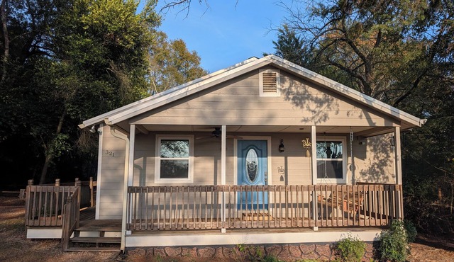 Welcome to Lola’s house! 3bed 2bath with all the amenities in Bullard.