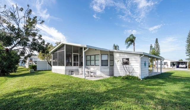 Welcome to Sebastian, a lakeside retreat w pool, near BEACH and Sebastian Inlet