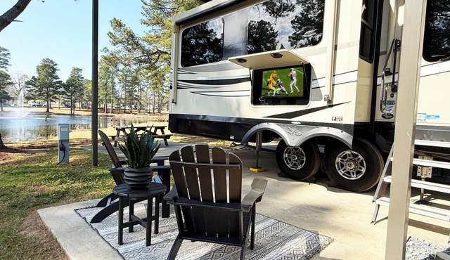 Welcome to the Lakeside RV Cottage