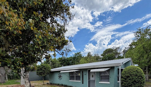 Welcoming 2-bedroom cottage with AC in Lake Wales minutes from Camp Mack.