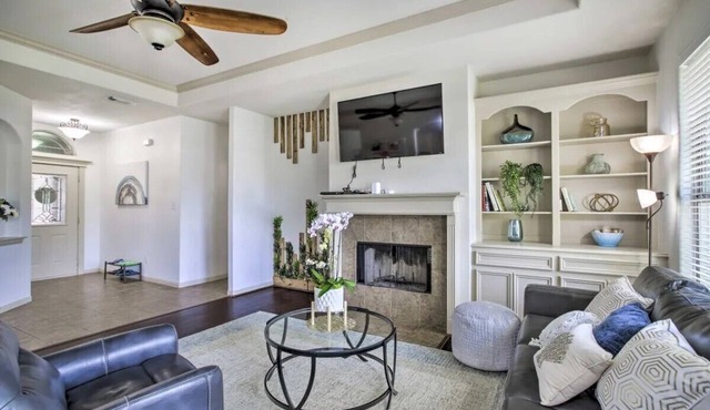 Welcoming Montgomery Home in April Sound Gated Community!