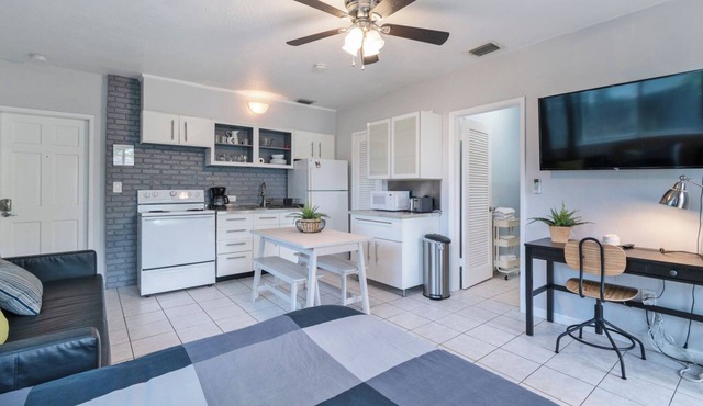 Wilton Manors, Cute Outdoor Space-New Bathroom, Pool 3