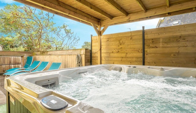 Wonderful private villa for 10 guests with hot tub, WIFI, TV, terrace, pets allowed and parking in Porspoder