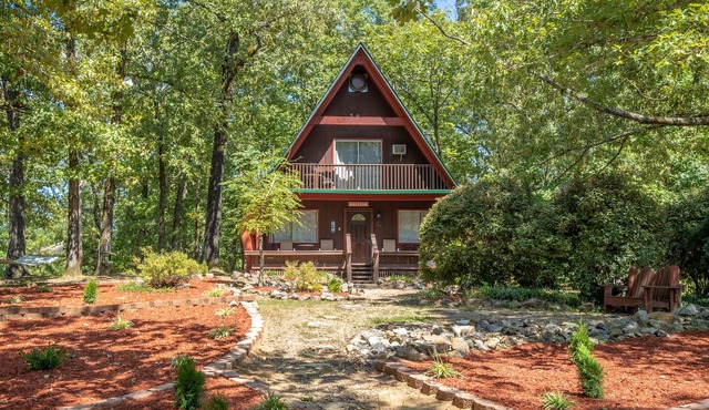 Woodsy cabin perfect for a couple or a group!