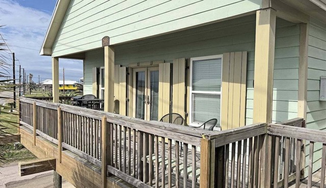 Y-Knot Walk to Beach Pet Friendly Gated Deck
