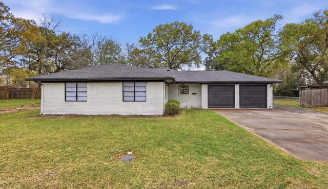 Your 3 Bedroom Home Away From Home in Groves