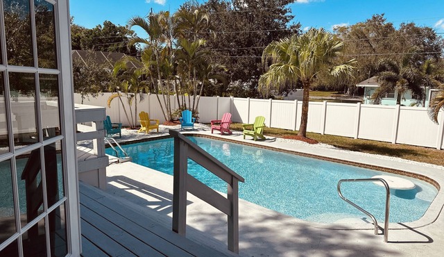 Your Perfect Westcoast Vacation Getaway 12 guests, Pool, A beautiful deck!