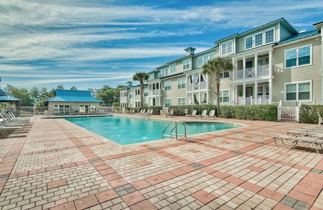 30A Getaway~Spacious 4 Bed/3 Bath Condo with Pool/Fitness!~Walk to Beach!