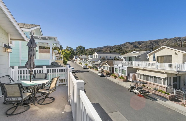 318CL Upper: Spacious Avalon Home, Cathedral Ceilings, Ample Balcony, Mtn Views in Avalon