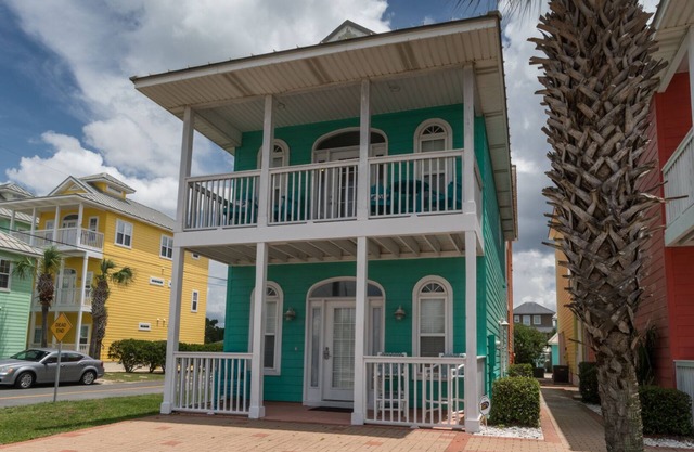 50 Steps to the beach! Cottage next door to Pier Park. Pet friendly. Ocean View.