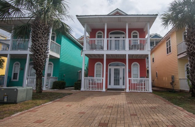 50 Steps to the beach! Cottage next door to Pier Park. Pet friendly. Ocean View.