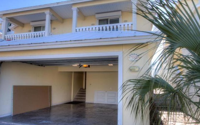 A Surf House 8009