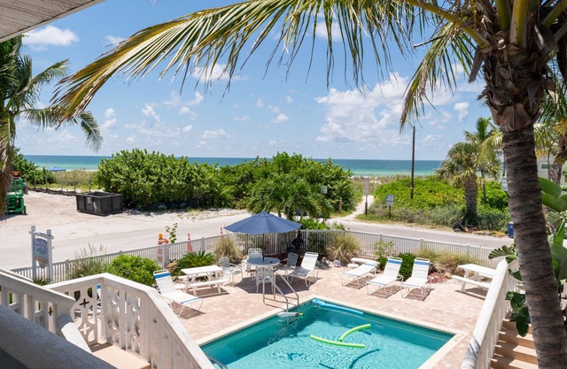 Anna Maria Beach Place #6. Directly Across Street From The Beach With Pool.