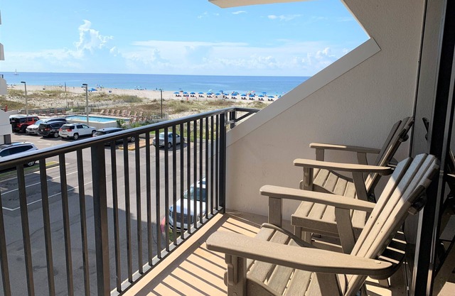 Awesome location! Walk to Hangout & more! Beachfront complex with indirect side-views - IWW271