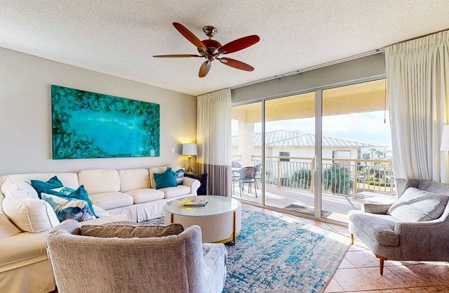Beach dwelling with great view, pool & pickleball - snowbird-friendly