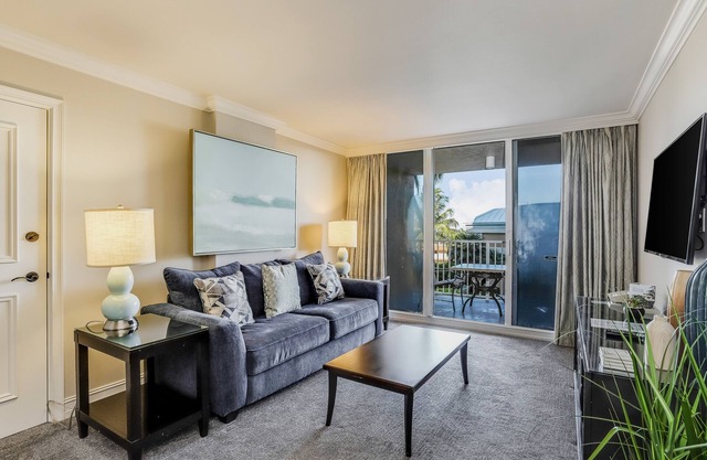 Beachfront condo with a pool, a hot tub, central AC, & on-site restaurants